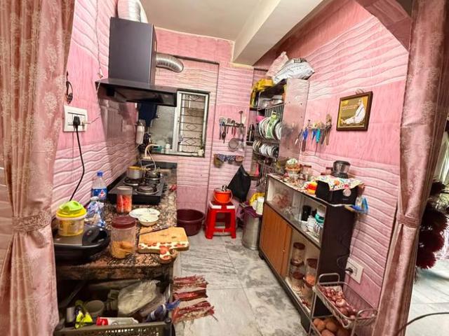 2 BHK Apartment in Tangra for resale Kolkata. The reference number is 20714565