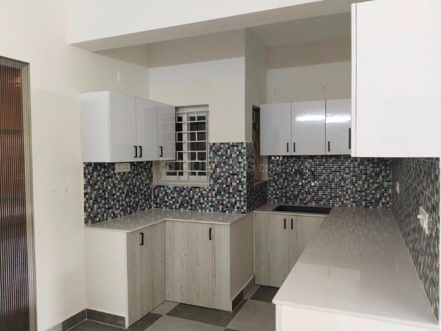 2 BHK Apartment in Vadapalani for resale Chennai. The reference number is 21178115