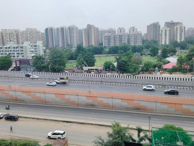 2 BHK Apartment in Vaishno Devi Circle for rent Ahmedabad. The reference number is 20981965