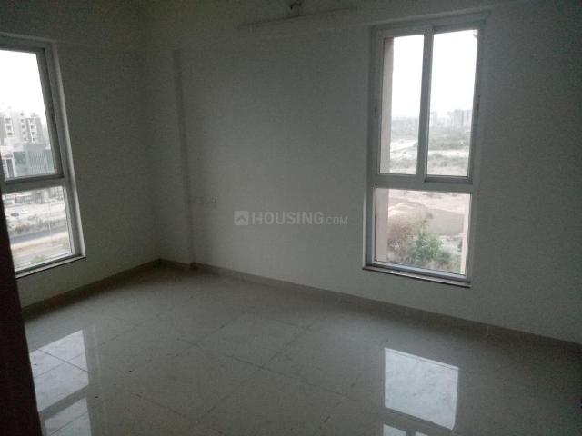 2 BHK Apartment in Vaishno Devi Circle for rent Ahmedabad. The reference number is 21001803