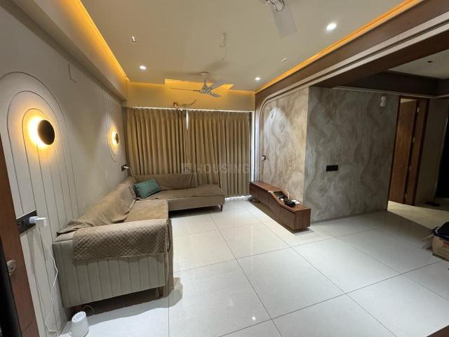 2 BHK Apartment in Vaishno Devi Circle for rent Ahmedabad. The reference number is 21052161