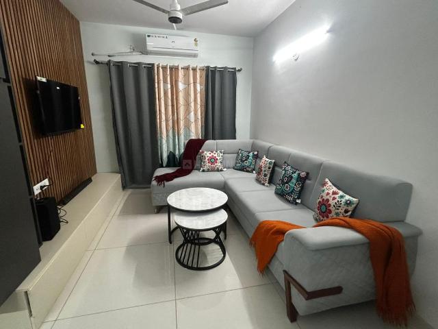 2 BHK Apartment in Vaishno Devi Circle for rent Ahmedabad. The reference number is 21182819