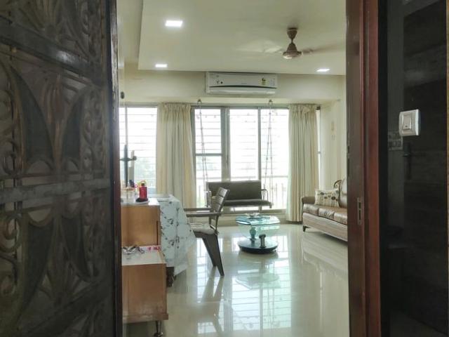 2 BHK Apartment in Vile Parle West for rent Mumbai. The reference number is 21347164