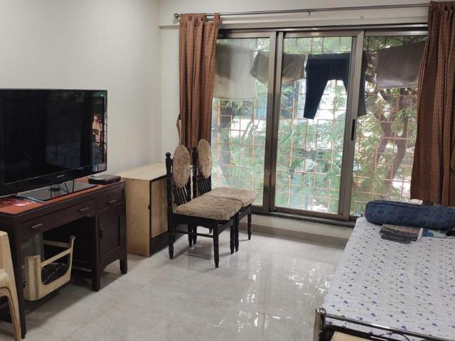 2 BHK Apartment in Vile Parle West for resale Mumbai. The reference number is 15354003