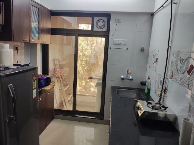 2 BHK Apartment in Vile Parle West for resale Mumbai. The reference number is 18980274