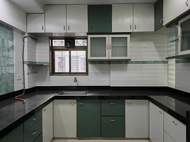 2 BHK Apartment in Vile Parle East for rent Mumbai. The reference number is 18980237