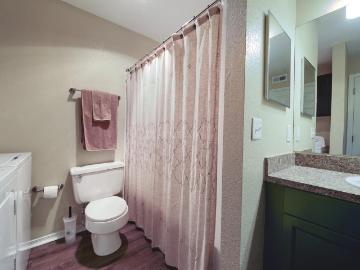 2 BHK Apartment in Vile Parle East for resale Mumbai. The reference number is 20465693