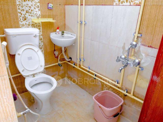 2 BHK Flat In Aariyan Apartments, Pallikaranai For Sale In Pallikaranai