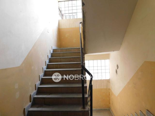2 BHK Flat In Amrapali Castle for Rent In Chi V