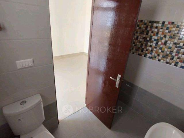 2 BHK Flat In Supertech Golf Village for Rent In Gautam Budh Nagar