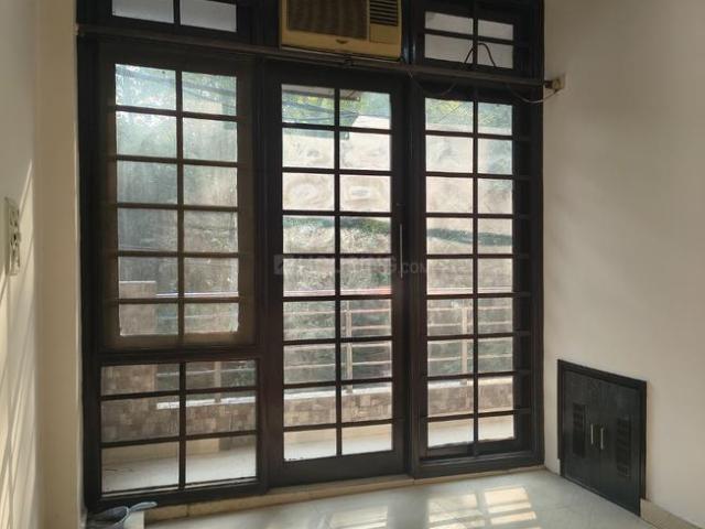 2 BHK Independent Builder Floor in Mukherjee Nagar for rent New Delhi. The reference number is 21327181