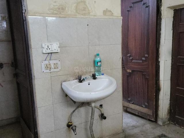 2 BHK Independent Builder Floor in Mukherjee Nagar for resale New Delhi. The reference number is 20818401