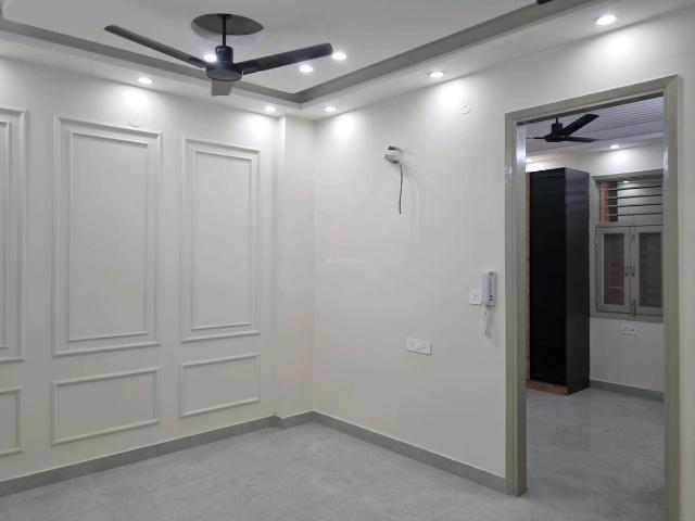 2 BHK Apartment in Mahavir Enclave for resale New Delhi. The reference number is 20389304