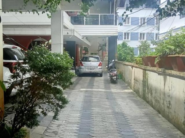 2 BHK Independent Builder Floor in Marine Drive for rent Kochi. The reference number is 21012750