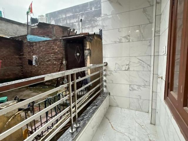 2 BHK Independent Builder Floor in Dwarka Mor for rent New Delhi. The reference number is 20925948