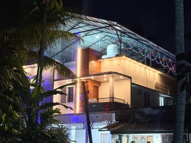 2 BHK Independent Builder Floor in South Chittoor for rent Kochi. The reference number is 21286006