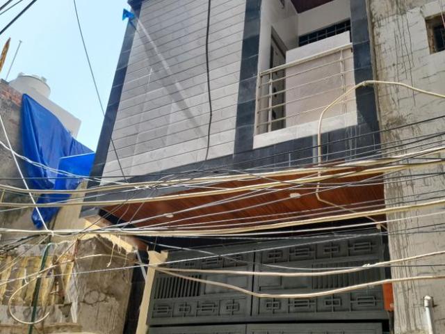 2 BHK Independent House in Dwarka Mor for resale New Delhi. The reference number is 21236086