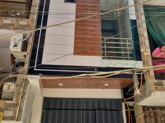 2 BHK Independent House in Dwarka Mor for resale New Delhi. The reference number is 21236176