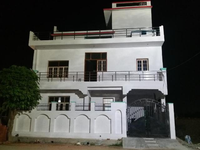 2 BHK Independent House in Indira Nagar for rent Lucknow. The reference number is 9409945