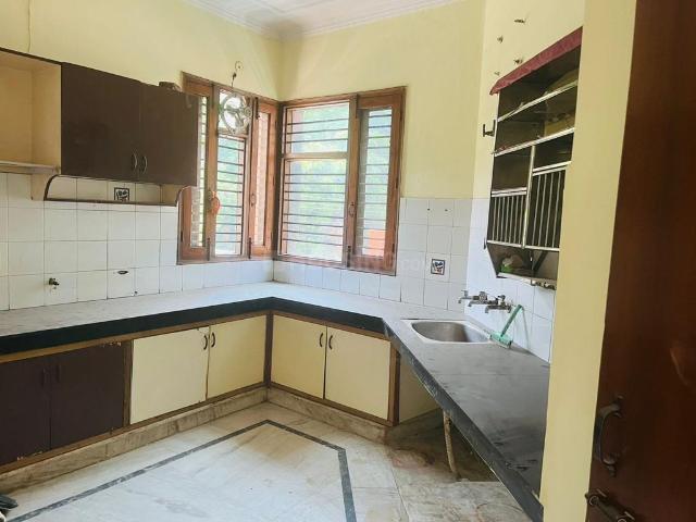 2 BHK Independent House in Sector 10A for rent Gurgaon. The reference number is 20663943