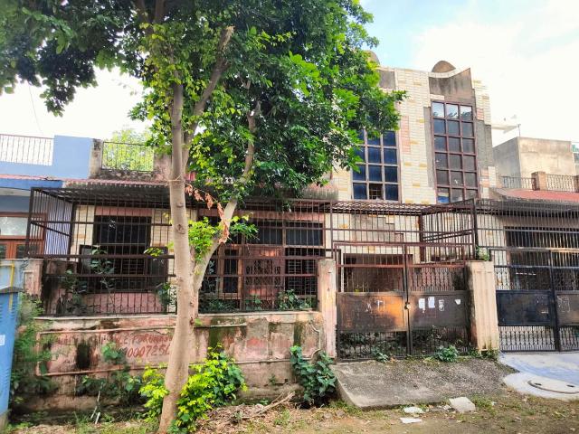 1 BHK Independent House in Sector Xu 1 for resale Greater Noida. The reference number is 19970700