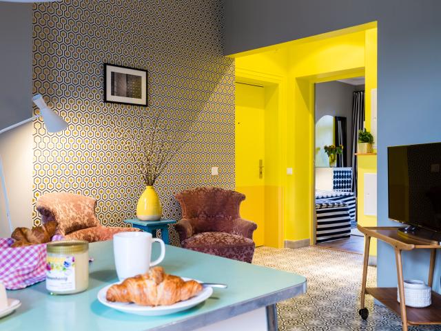 2 BR Apt w. balcony next to Mauerpark | Kastanienallee