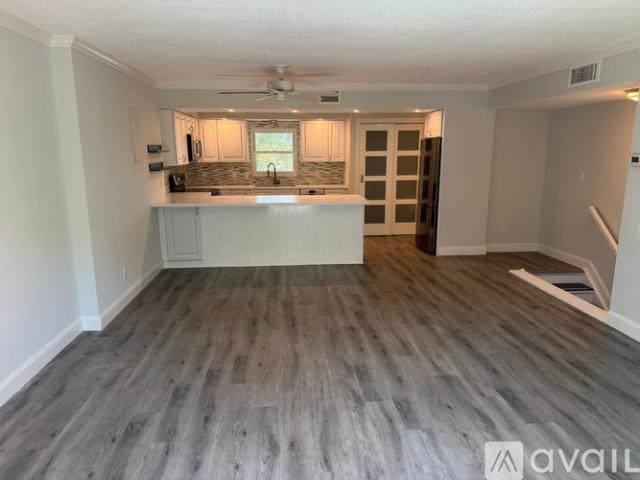 2 BR, 1.5 BA Apartment 105 4th Avenue Northeast, Unit 206, St. Petersburg, FL 33701