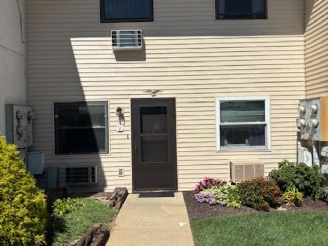 2 BR, 1.5 BA Apartment 1334 W Wyomissing Blvd, Unit V, West Lawn, PA 19609