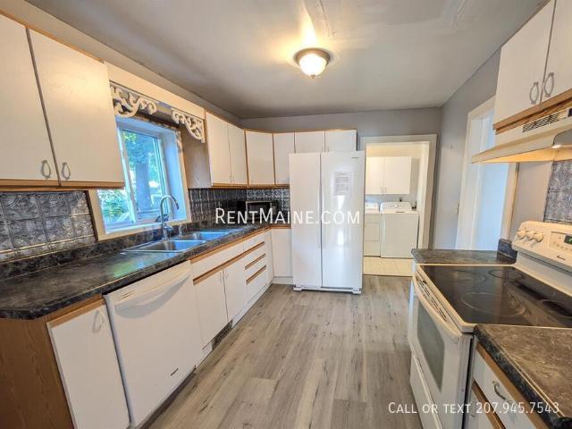 2 BR, 1.5 BA Apartment 13 6th St Bangor, ME 04401