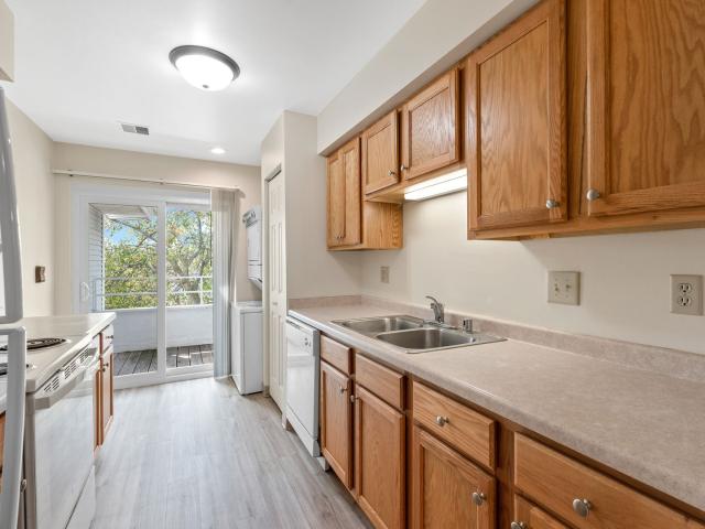 2 BR, 1.5 BA Apartment 14755 W Hidden Creek Court, New Berlin, WI 53151