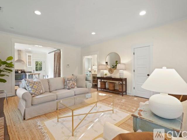 2 BR, 1.5 BA Apartment 15 Government Rd, Savannah, GA 31406