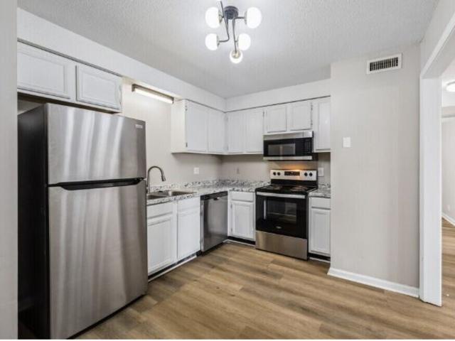 2 BR, 1.5 BA Apartment 160 Stateline Road, Unit 2 beds, 1.5 baths, $1250, Clarksville, TN 37042