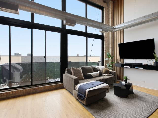 2 BR, 1.5 BA Apartment 1935 North Fairfield, Chicago, IL 60647