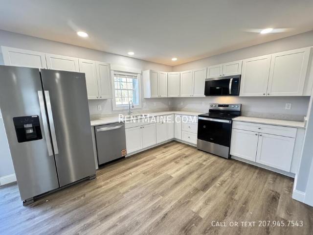 3 BR, 2.5 BA Apartment 208 Rocky Rdg Drive Apt Hermon, ME 04401
