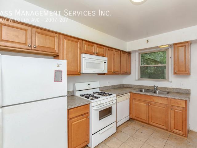 2 BR, 1.5 BA Apartment 2007 W Touhy Ave, Chicago, IL 60626