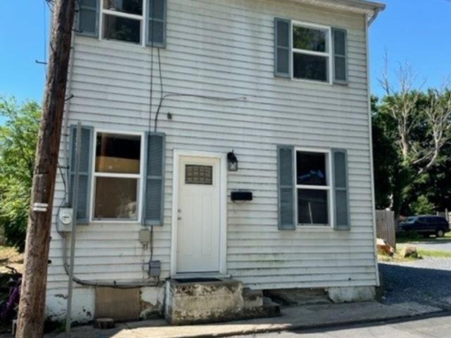 2 BR, 1.5 BA Apartment 222 E Mulberry Ave, Carlisle, PA 17013