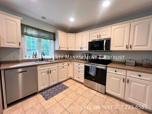 3 BR, 1.5 BA Apartment 24 Garfield Street, Saco, ME 04072
