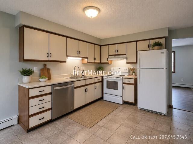 2 BR, 1.5 BA Apartment 2 Hartley St. Apt Lewiston, ME 04240
