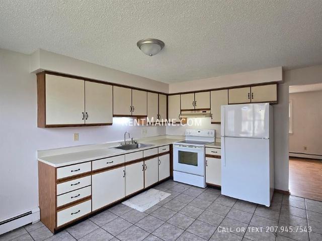 2 BR, 1.5 BA Apartment 2 Hartley St. Apt Lewiston, ME 04240