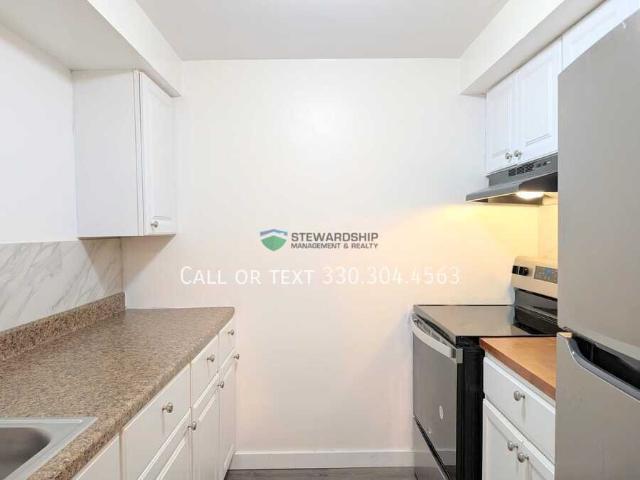 2 BR, 1.5 BA Apartment 372 Oak Manor Ave NE, Massillon, OH 44646