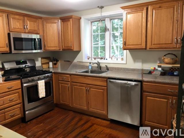 2 BR, 1.5 BA Apartment 419 Falmouth Road, Unit 3, Falmouth, ME 04105