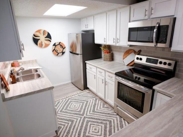 2 BR, 1.5 BA Apartment 601 North Van Buren Trail Unit 41, Hopkins, MN 55343