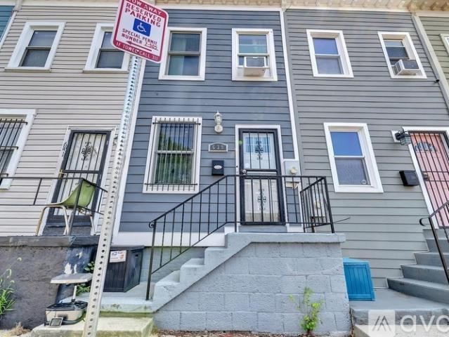2 BR, 1.5 BA Apartment 639 20th Street Northeast, Washington, DC 20002