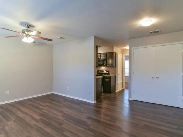 2 BR, 1.5 BA Apartment 820 SE Parkway Unit 1 2 17, Azle, TX 76020