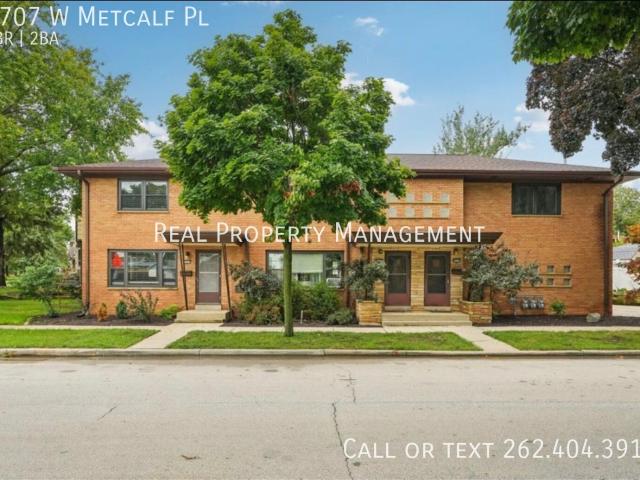 2 BR, 1.5 BA Apartment 9707 W Metcalf Pl, Milwaukee, WI 53222