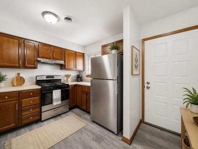 2 BR, 1.5 BA Apartment 97 Pinehurst Court Unit 94, Burbank, IL 60459