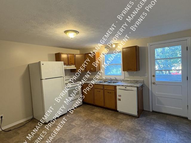 2 BR, 1.5 BA Apartment 99 Lawrence St, Palmer, MA 01069