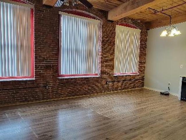 2 Br, 1 bath, Townhouse/Brownstone/RowHouse 470 Silver Street 102