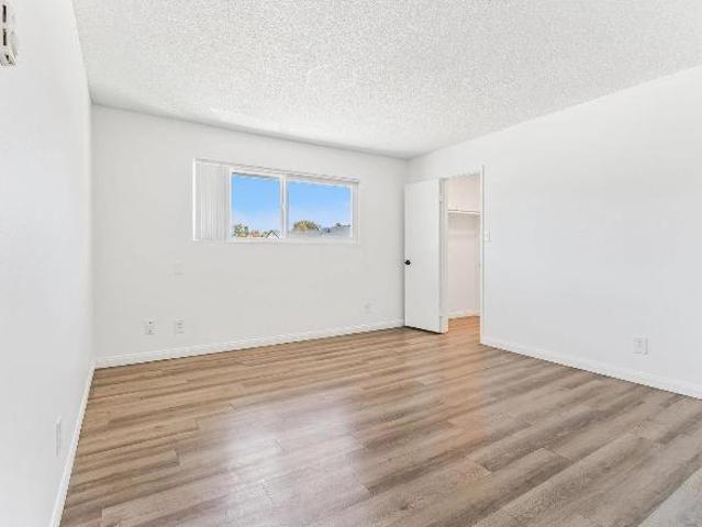 2 Br, 1 bath, Apartment 3454 Ruffin Rd