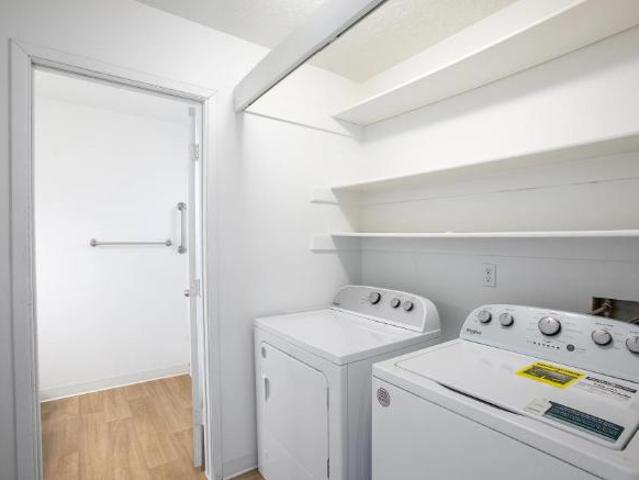 2 Br, 1 bath, Apartment 4104 Meadowlark Lane SE